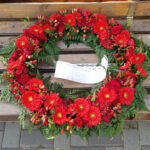 coroana-funerara-cu-flori-rosii-70-cm2201.jpg